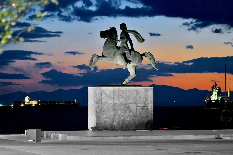 Με αλλεργία οι ΣΥΡΙΖΑίοι: Ομάδα νεαρών τραγούδησε το «Μακεδονία ξακουστή» σε εκδήλωση τους